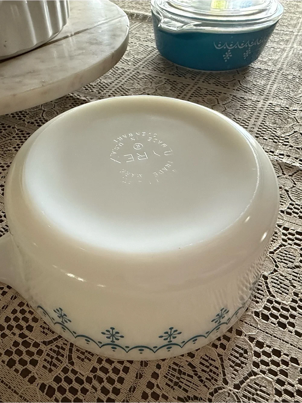EUC PYREX Snowflake Garland Set of 3 with lids included.